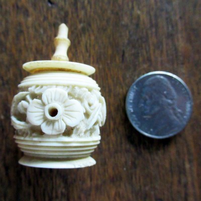 bird & flowers motifs 19th century carved bone silk thread barrel