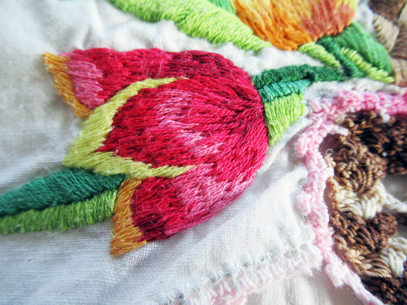 vintage pair hand embroidered & crochet trimmed pillowcases– tulip basket - Image 4