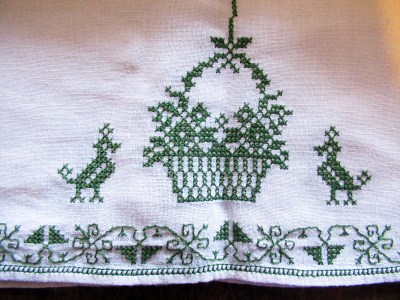 vintage cross stitched linen 38" tablecloth & 8 napkins